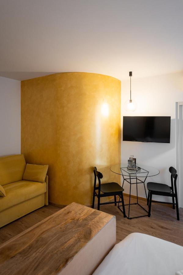 Guesthouse Diwine Meran Exterior foto A wall with stucco