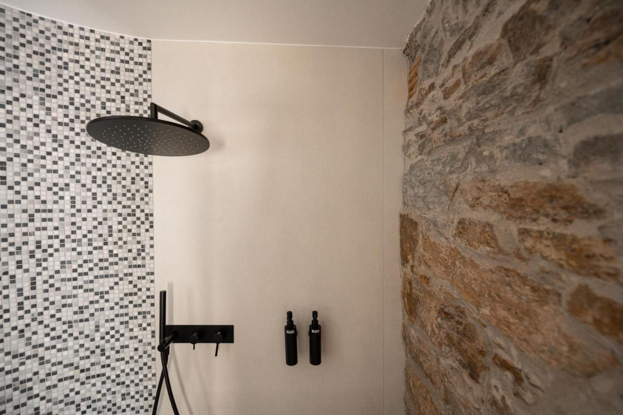 Guesthouse Diwine Meran Exterior foto A shower with a fixed shower head and a handheld shower