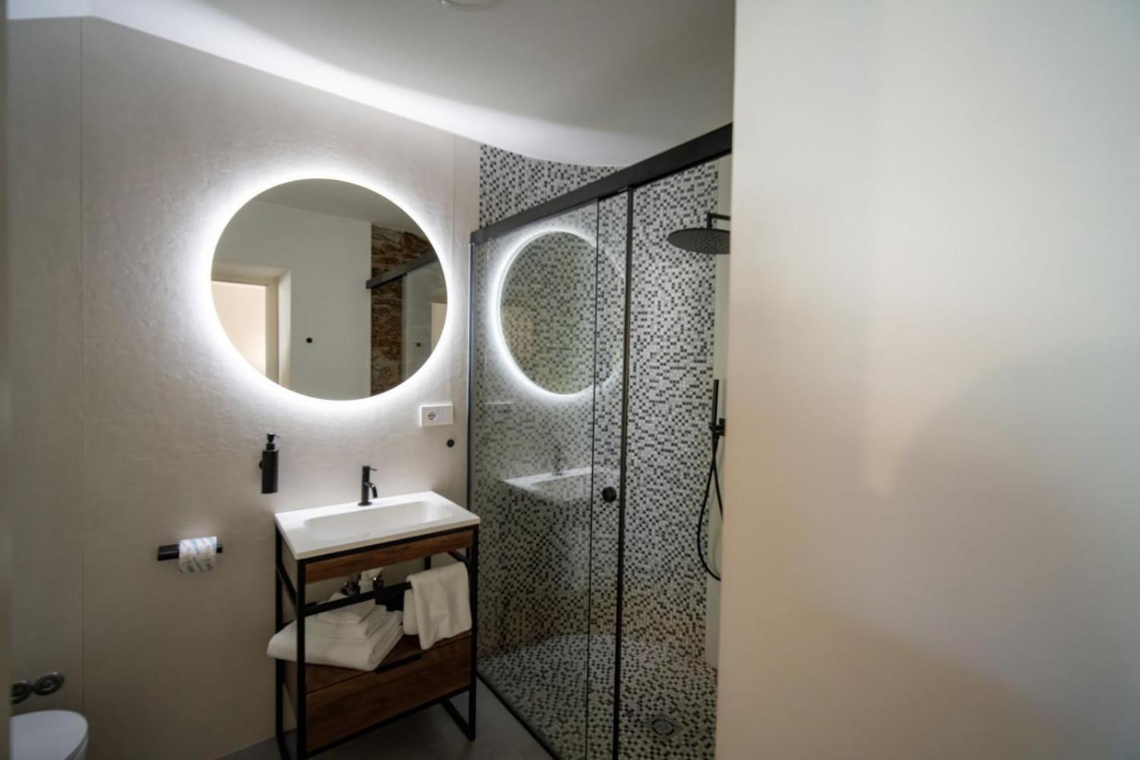 Guesthouse Diwine Meran Exterior foto Bathroom with shower enclosure