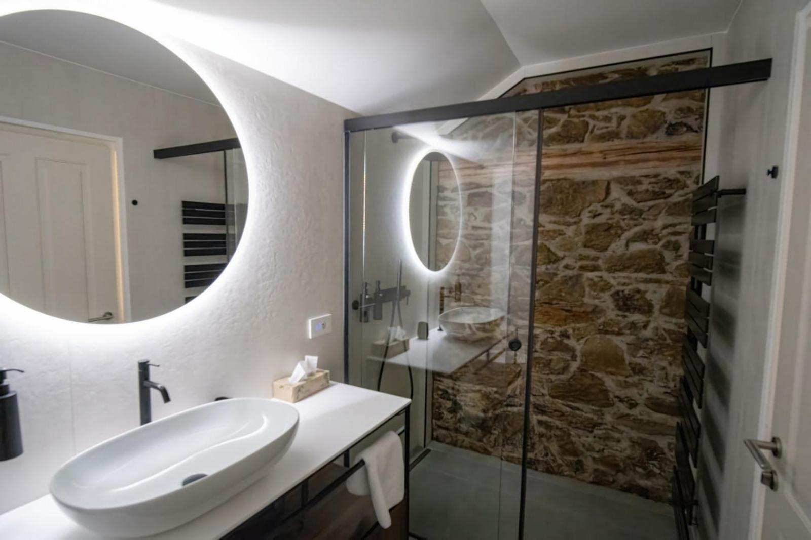 Guesthouse Diwine Meran Exterior foto A modern bathroom