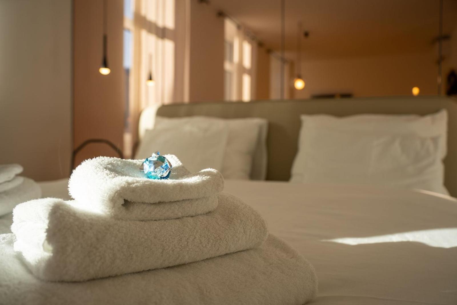 Guesthouse Diwine Meran Exterior foto A folded towel on a bed