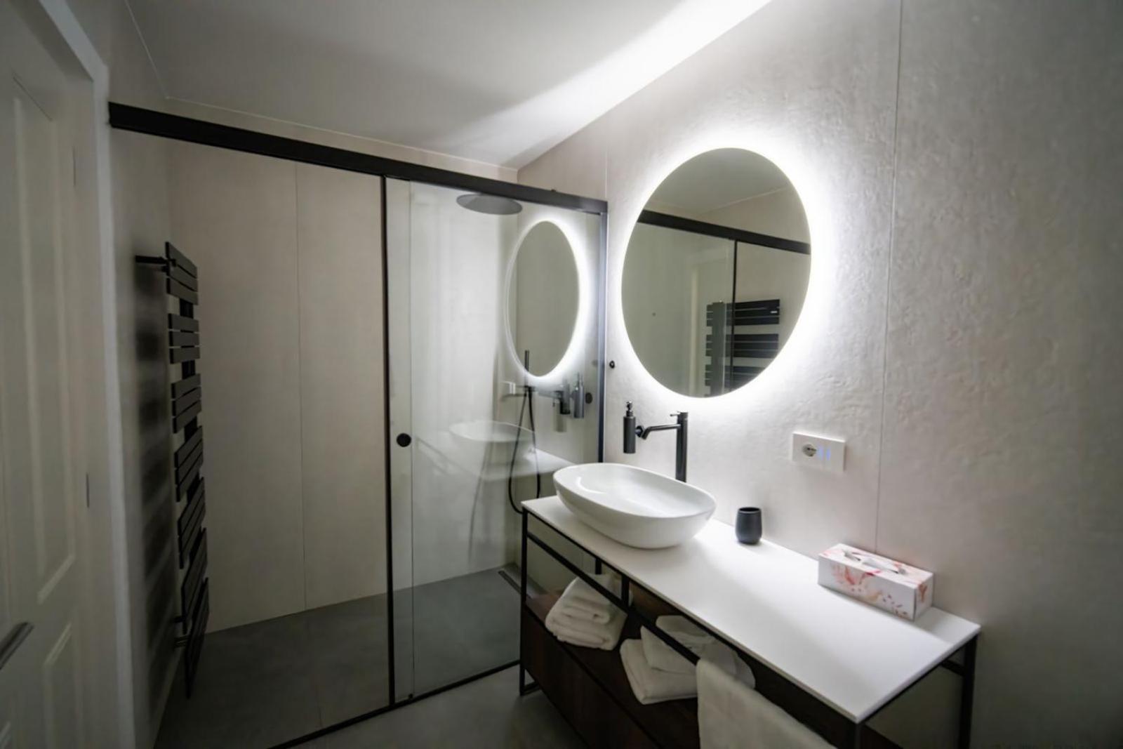Guesthouse Diwine Meran Exterior foto Bathroom with a shower enclosure